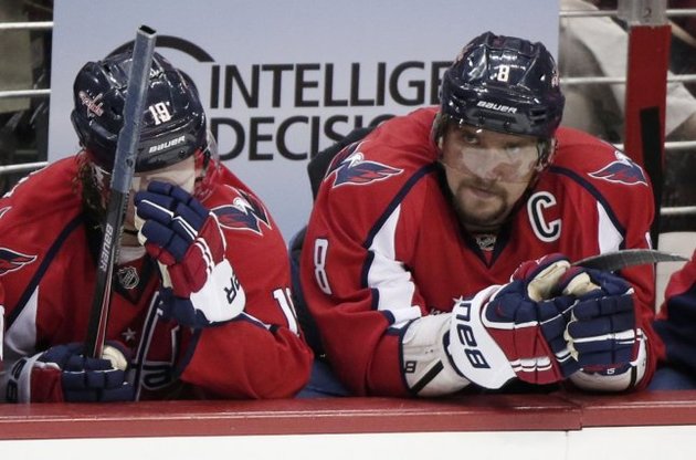 Александр Овечкин (справа) разочарован