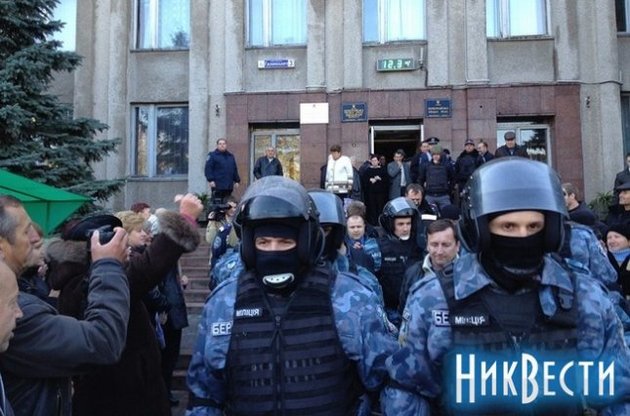 &quot;Беркут&quot; выносит протоколы с округа в Первомайске