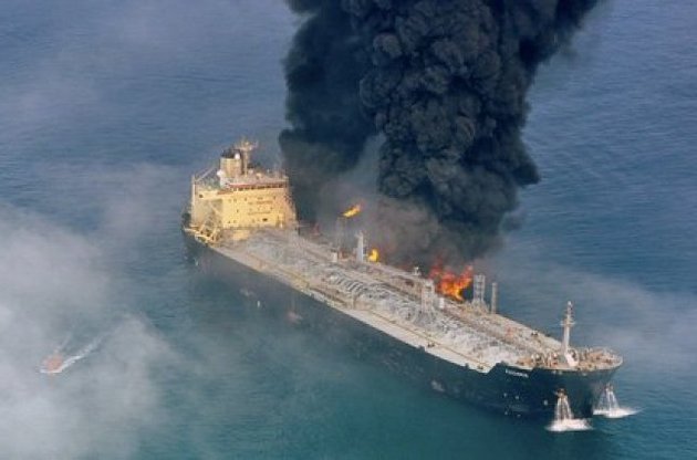 В японском порту горит судно с российско-украинским экипажем