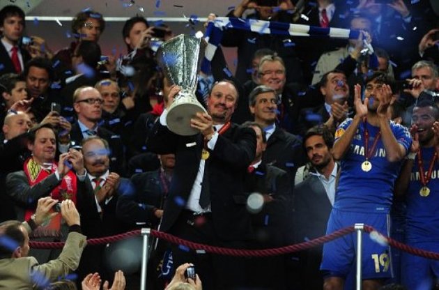 Рафаель Бенітес радіє перемозі разом з гравцями