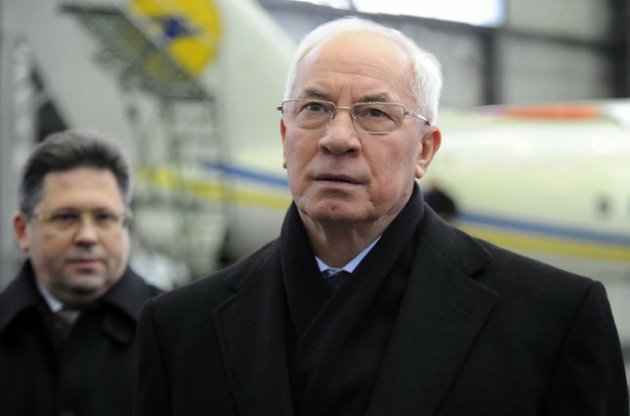 Азаров обеспокоен большим количеством юристов. На заводах работать некому