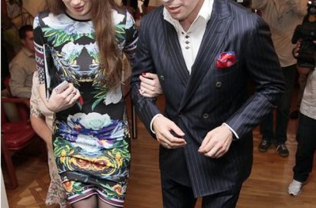 Політику допомагає колега