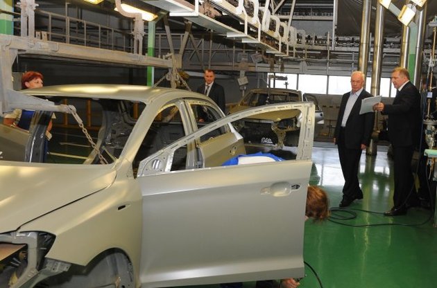 Виробництво автомобілів в Україні скоротилося з початку року в 2,6 рази