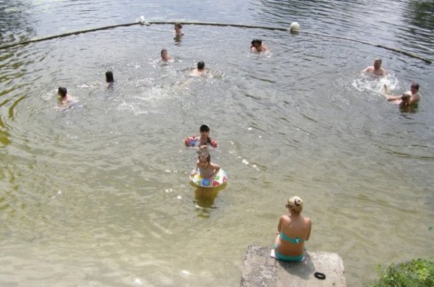 Табачник порадив дітям не чекати басейнів у школах і купатися влітку в річці