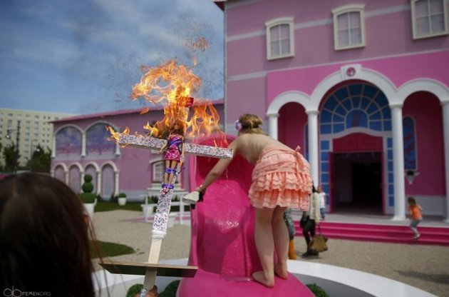 FEMEN попытались сообщить, что женщина - не Барби