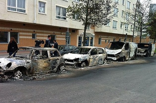 Стокгольм охоплений бунтом: іммігранти палять автомобілі і нападають на поліцейські дільниці
