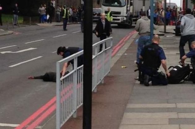 Террористическая атака в Лондоне: посреди улицы с криками "Аллах акбар!" убили военного