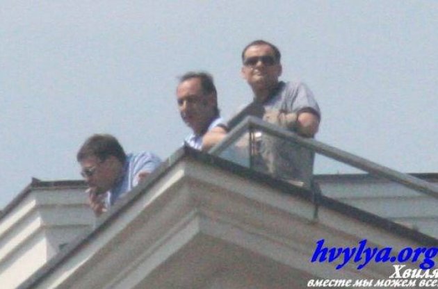 Наблюдающие за митингом с крыши "Интерконтиненталя"