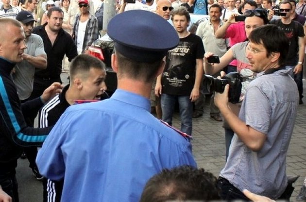 &quot;Антифашист&quot; Вадим Титушко и журналисты Ольга Сницарчук и Влад Содель