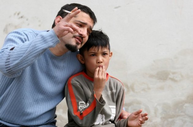 У Латвії заборонили куріння у присутності дитини