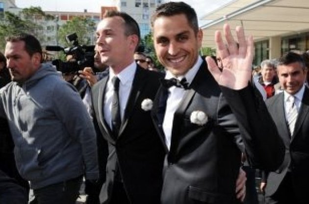 У південному місті Монпельє вперше за всю історію Франції законним шлюбом поєдналися дві людини однієї статі