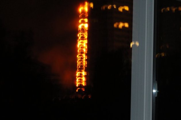 Пожежа на Шулявці у Києві: у 25-поверховому житловому будинку вигоріло 18 поверхів