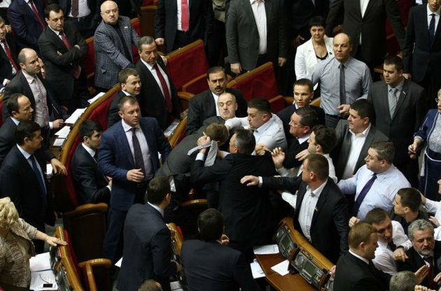 Научные степени не мешают народным избранникам перманентно превращать заседания парламента в цирк