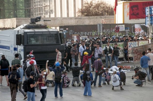 Турецкая полиция подавила протесты в Стамбуле газом и водометами