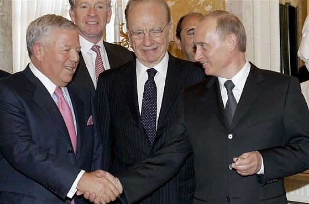 Роберт Крафт (ліворуч) дивиться на кільце, яке вже не зможе повернути