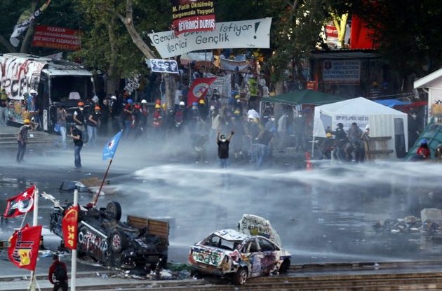 Полиция разогнала демонстрантов с площади Таксим