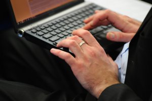 Украинцы стали чаще общаться онлайн, чем вживую