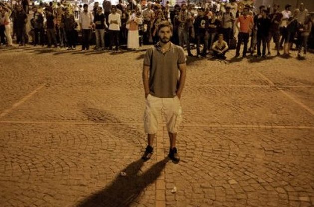 В Турции прошла волна "молчаливых протестов", полиция провела новые облавы
