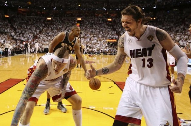 Нападающий &quot;Майами&quot; Майк Миллер радуется удачному действию