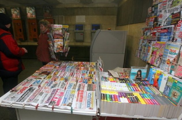 У КМДА вирішили не поспішати з непопулярним рішенням прибрати пресу з метро