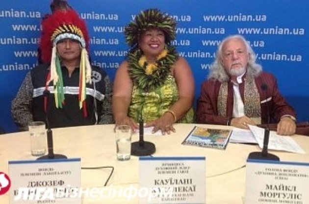 Духовный лидер племени Гавайи Каулани Кахалекаи и вождь племени лакота Джозеф Брингс Пленти