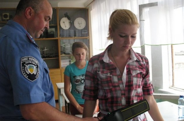 Металодетектори все-таки не залишають абітурієнтам шансів на списування.