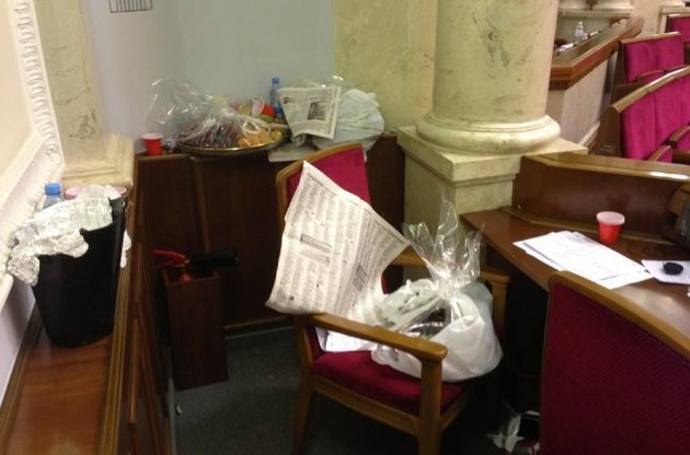 Накануне депутаты "отмечали" окончание сессии