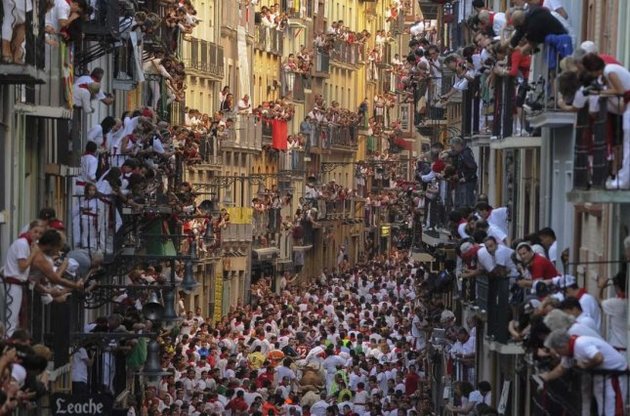 На забіг биків Памплоні приїжджають десятки тисяч туристів.
