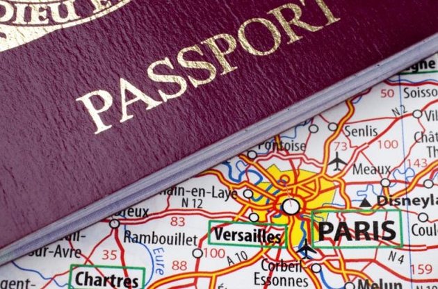 Посол Франции пообещал упростить выдачу шенгенских виз украинцам