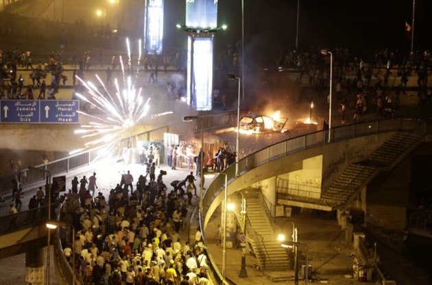 В Египте полиция разогнала тысячи сторонников Мурси дробовиками и слезоточивым газом, есть жертвы
