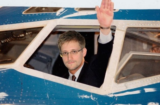 Сноуден официально попросил временное убежище в России