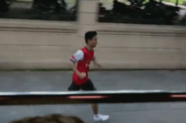 В'єтнамський фанат біг за автобусом "Арсеналу" кілька кілометрів, поки його не пустили всередину