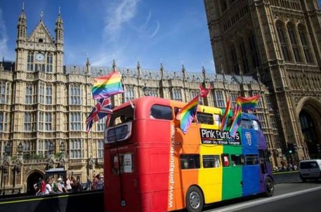 Великобританія стала 15-ю країною світу, що легалізувала одностатеві шлюби