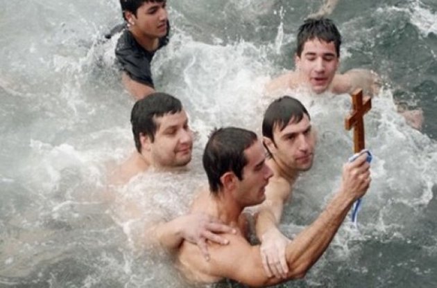 По всьому Криму пройдуть масові хрещення у Чорному морі