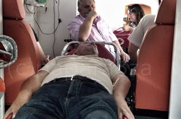 Петро Мельник в машині швидкої допомоги