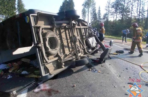 У мікроавтобус з українцями (на фото) врізався автомобіль Опель з азербайджанцями і узбекистанцями