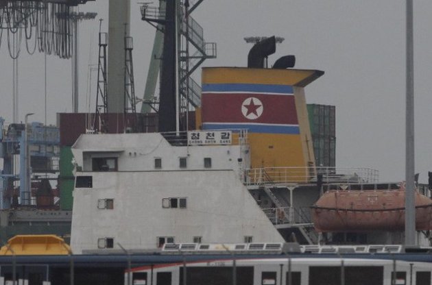 На судне Северной Кореи, задержанном в Панамском канале, обнаружены боеприпасы