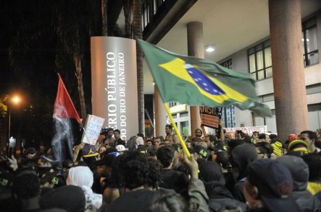 Вслед за уличными беспорядками Бразилию охватили забастовки