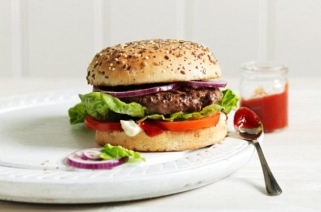Вчені виростили перший у світі штучний гамбургер за 385 тисяч доларів