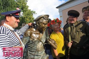 В Харьковской области открыли памятник героям фильма "Свадьба в Малиновке"