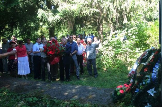 Петро Симоненко поклав квіти до пам'ятника радянським партизанам під охороною міліції.