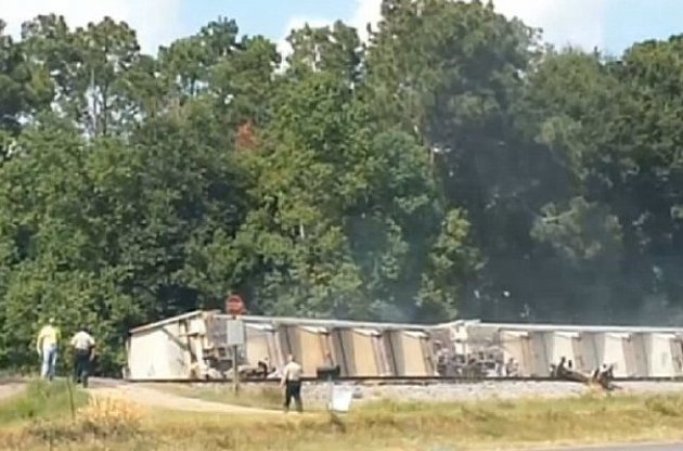 Перекинулися 26 із 76 вагонів складу з хімікатами