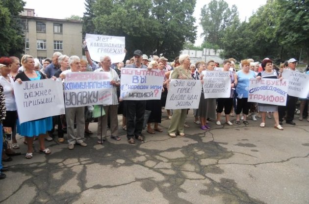 Жителі Дружківки на Донбасі перекрили головну вулицю, вимагаючи знизити комунальні тарифи