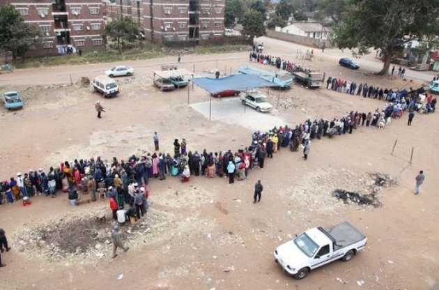 Простаивающие в длинных очередях у избирательных участков зимбабвийцы одеты в пальто, шарфы и шапки