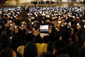 Продажи цифровых фотокамер в мире резко упали, производители пытаются противостоять наступлению смартфонов