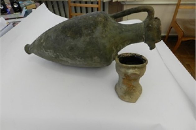 В Крыму с затонувшего корабля подняли амфоры, которым три тысячи лет.