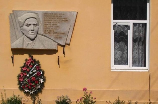 "Тризуб" похвастался, что в отместку Симоненко уничтожил памятную доску Ковпаку
