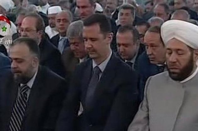 Башар Асад в мечети на проповеди в честь праздника Ураза-байрам