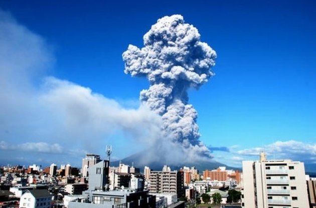 Вулкан в Японии выбросил столб пепла высотой 5 километров