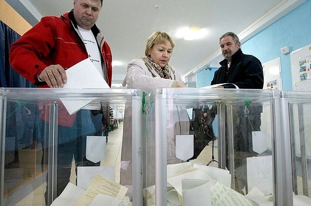 Опозиція оголосила сфальсифікованим рішення КС про перенесення київських виборів на 2015 рік